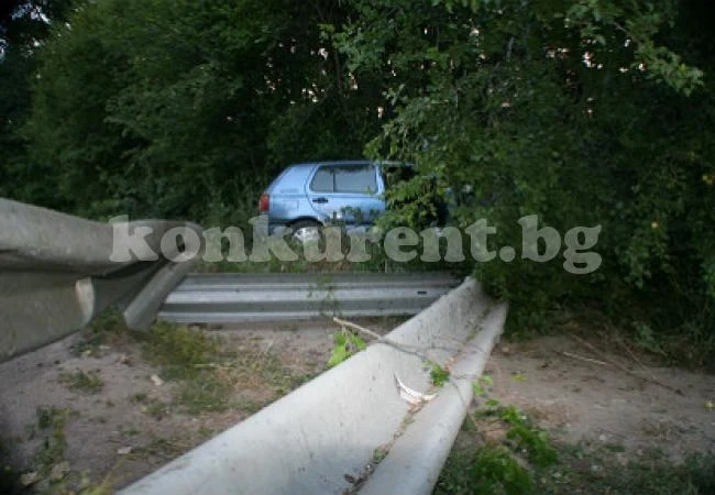 Шофьор се заби с бясна скорост в крайпътно дърво