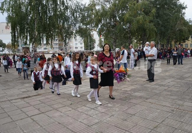 Поздравиха първолаци в първия учебен ден
