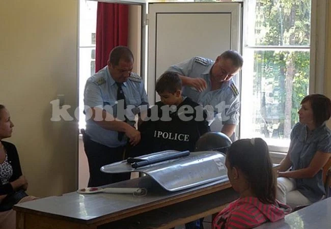 Ученици разгледаха полицейско управление