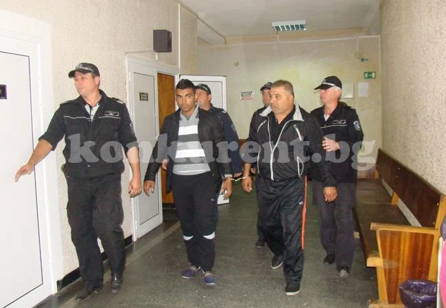 Измамник с 8 присъди остава зад решетките