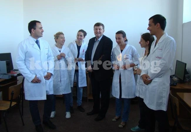 Областен доведе лекари в училища