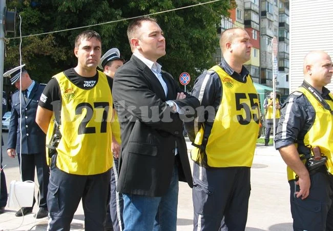 Пътни полицаи въртят гуми пред главния секретар