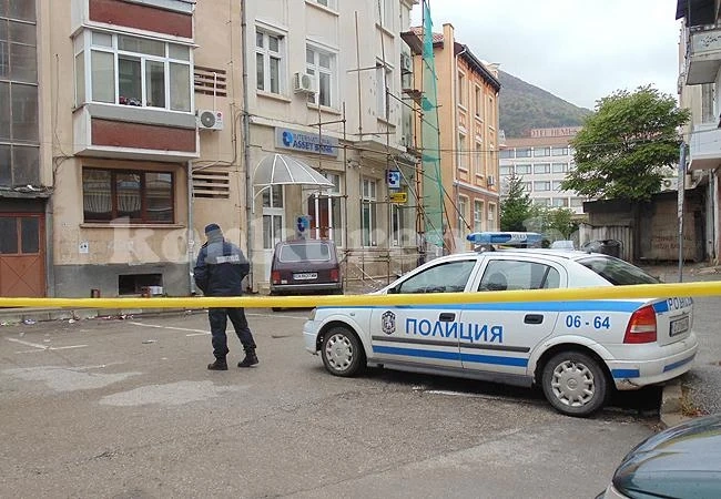 Разпитват съседи за грабежа пред банката