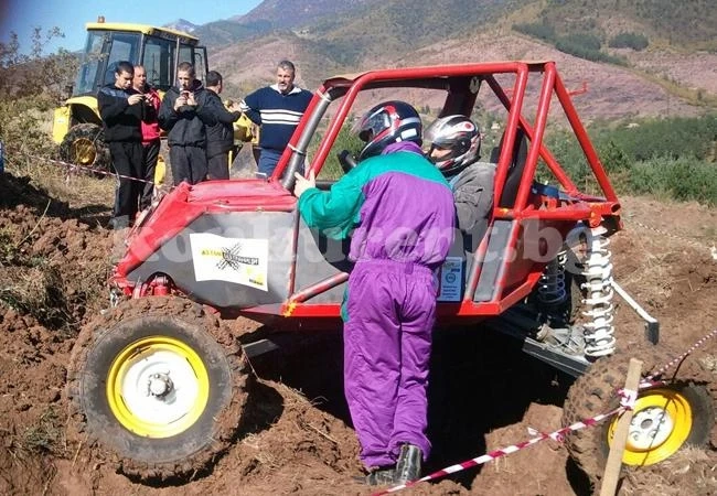 Десетки се включиха в офроуд край Зверино