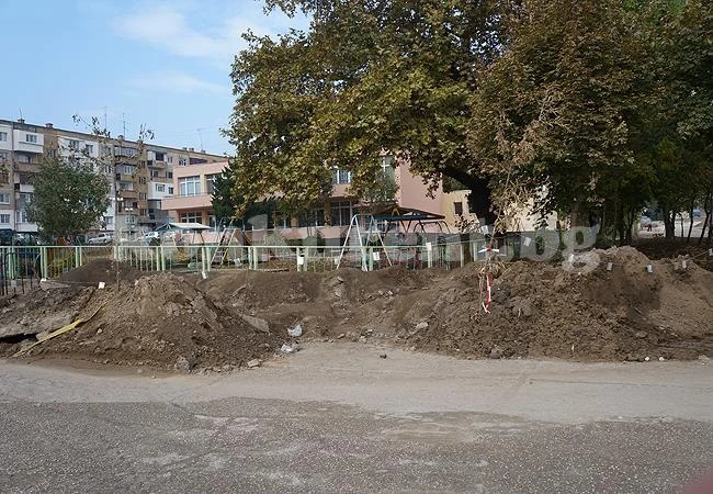 Деца вадят кости при игра в изкоп