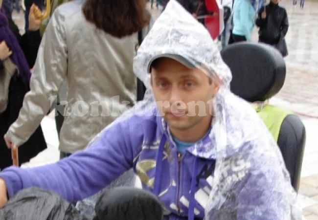 Инвалид моли някой да купи памперси на бебето му