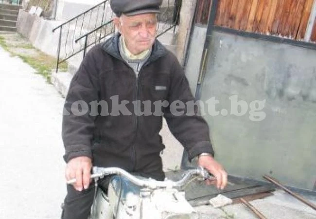 Пенсионер с мотор се заби в камион