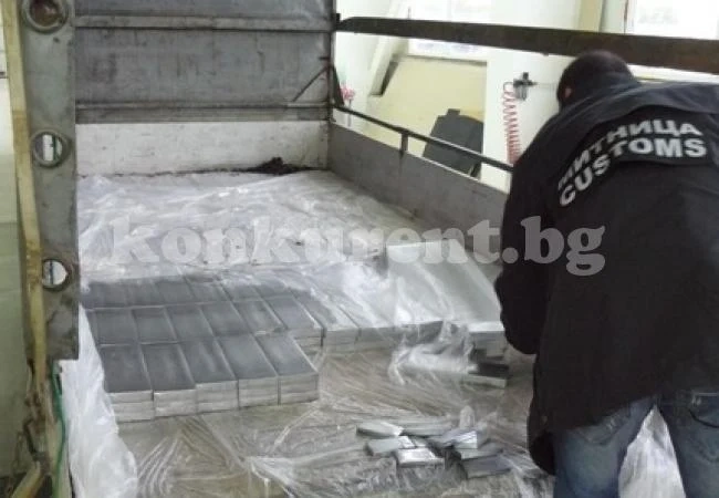 Митничари откриха 7 000 кутии цигари