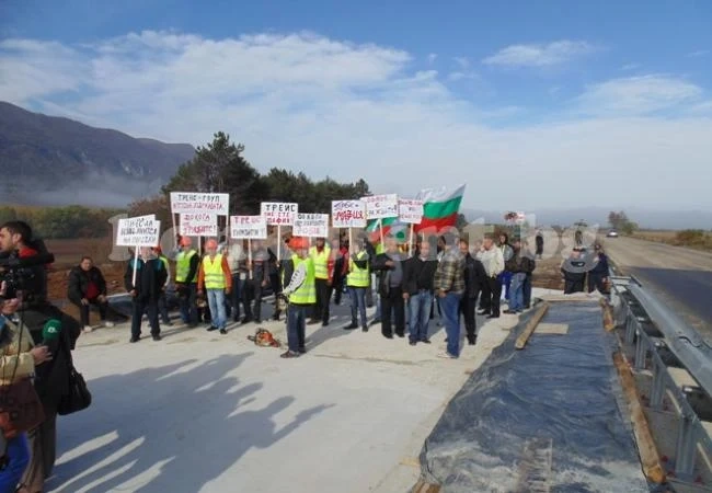 40 работника протестираха на път Е-79 край Враца
