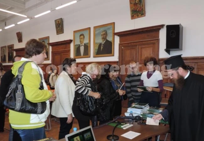 Първокласници получиха учебник по християнство