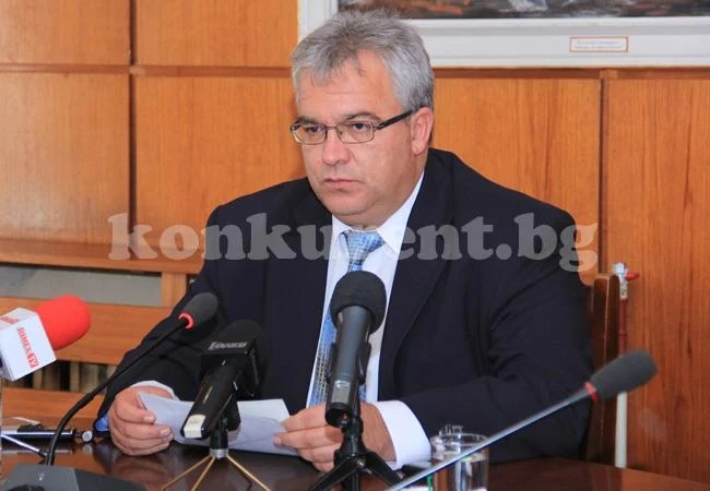 Николай Иванов внася докладна за изменение на годишната сметка