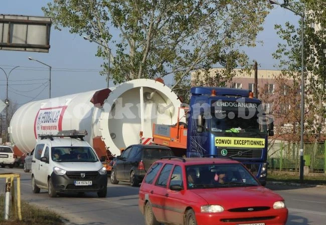 Влекач блокира движението по основен път