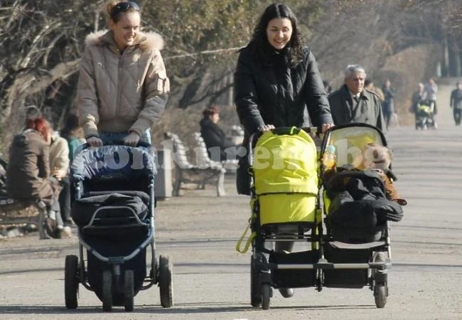 Махнете бебето, преди да сгънете количката или идиотски надписи
