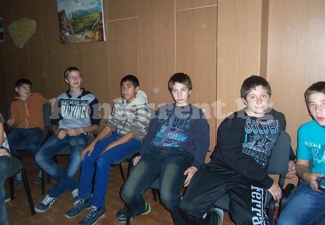 Тинейджъри пяха възрожденски песни