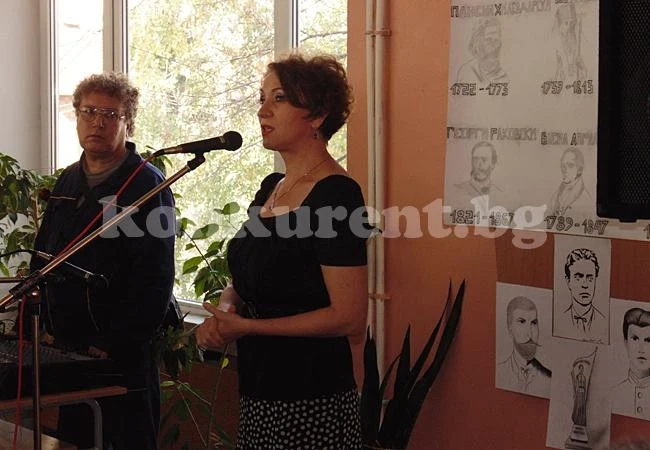 Отличници от Езиковата получиха стипендии