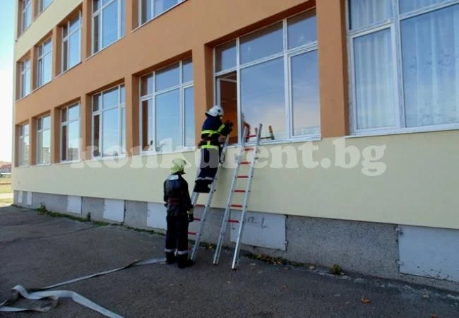 Евакуираха деца от училище