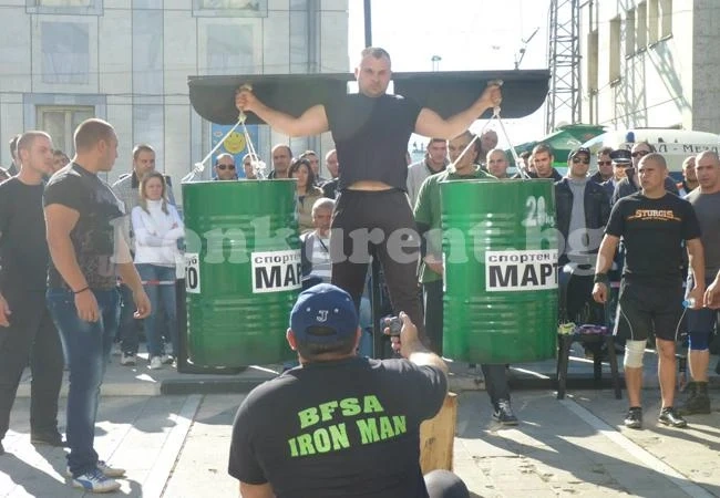 18-годишен и хирург делят титлата за най- силния мъж в Мездра