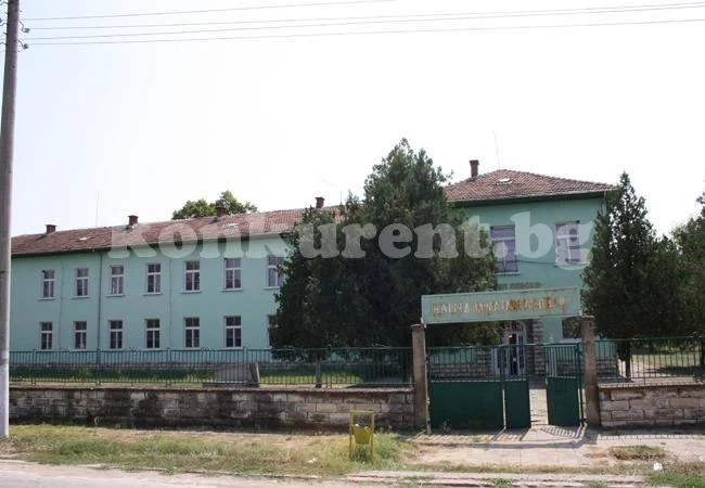 Режат официално лентата на обновено училище