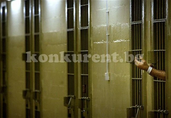 Мъж търка наровете след люта битка