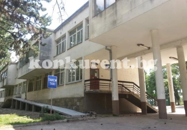 Трима се биха, един лежи в хирургия