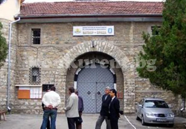 Протест пред затвора във Враца стягат надзирателите