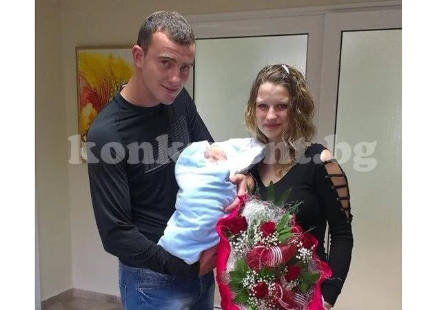 Футболист от Селановци се радва на пъроводен син