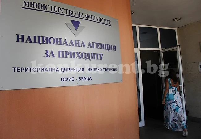 НАП: Удържали авансов данък на хора с граждански договори