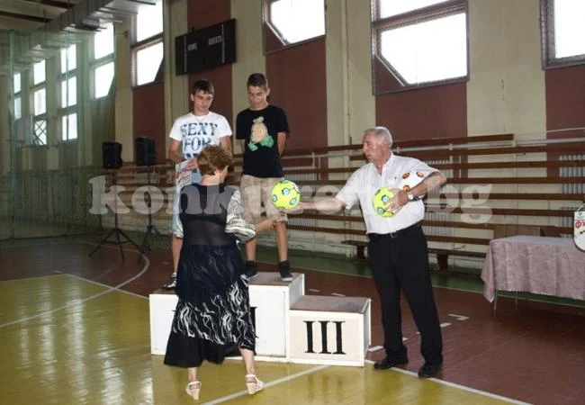 Наградиха призьори в игри за ученици
