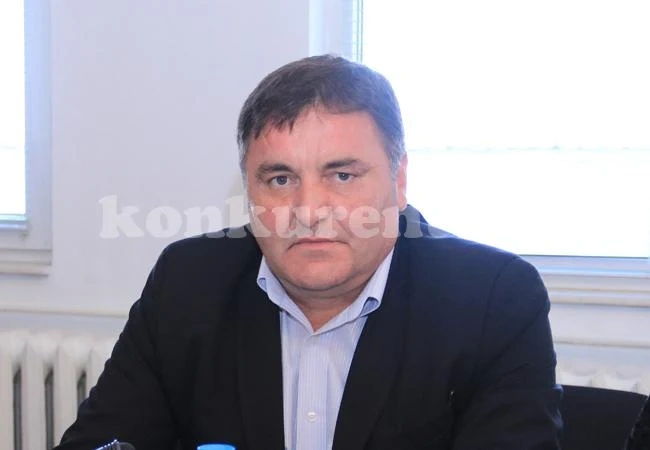 Нов път цепи село