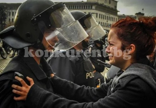 Момичето от снимката, което плаче пред полицай, е неговата приятелка