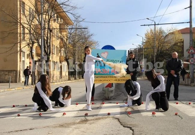 Спряха тролеите, ученици положиха цветя на пътя