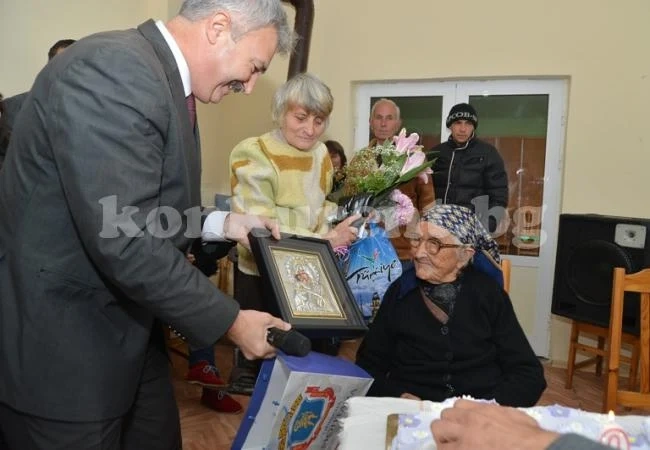 Кмет на купон със 100-годишна баба