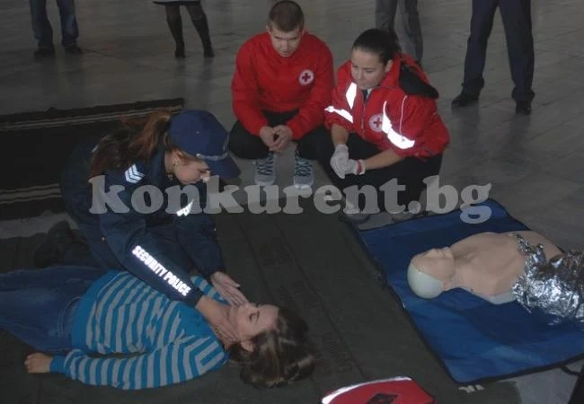 Полицаи спасяват пострадали в Централна гара