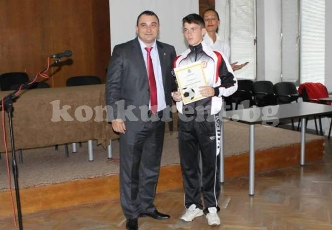 Управник награди футболни първенци