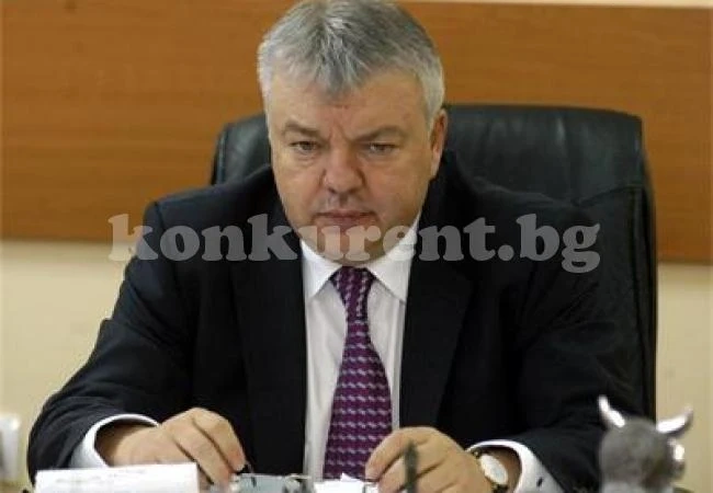Освободиха директора на \
