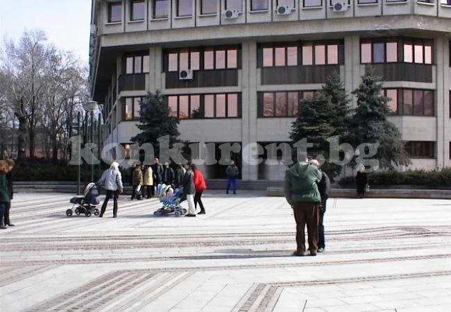 Наказаха охранител с глоба, не пуснал полицаи на проверка