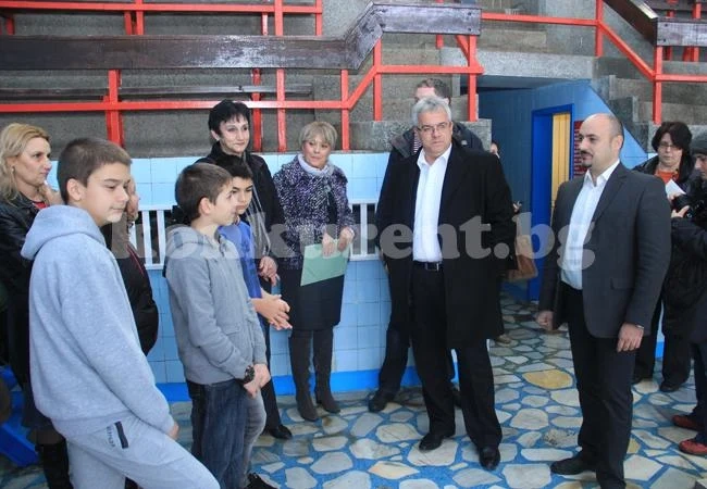 Басейнът във Враца отвори врати