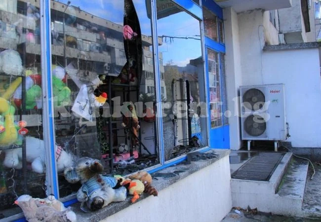 Коледна украса запалила магазина във Враца