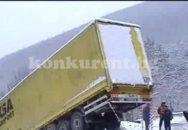 ТИР се преобърна, пострадали няма