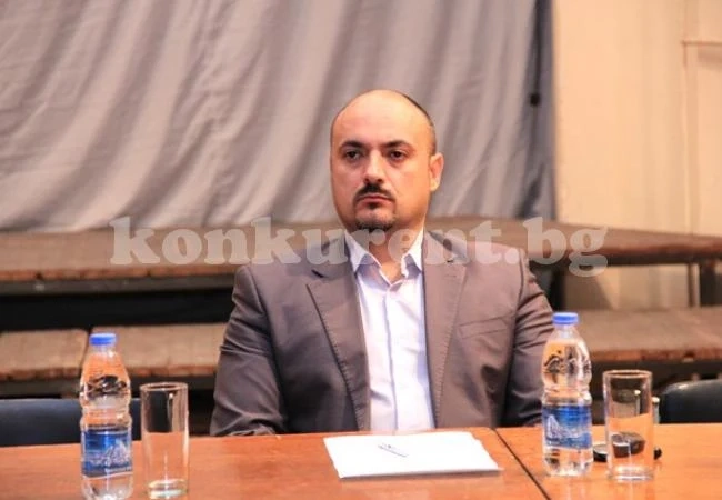 Зам.-кметът вече е на работа, задържали го заради джобно ножче
