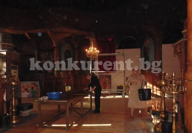Ударно чистят храм преди празник