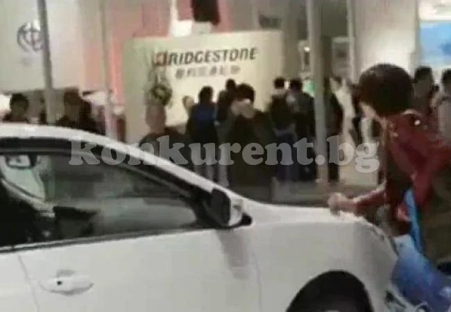 Жена драска кола на изложение, за да изнуди мъжа си да й я купи /видео/