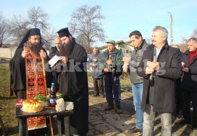 Осветиха основите на селски храм