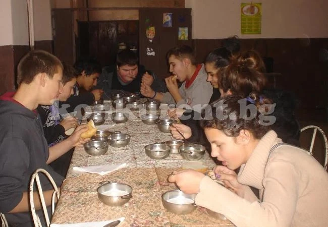 50 деца се хранят с „Топъл обяд“