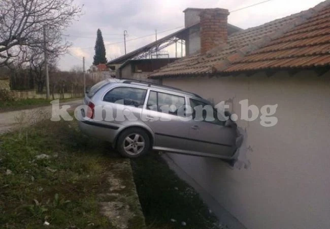 Кола се заби в баня, баща и син се къпели