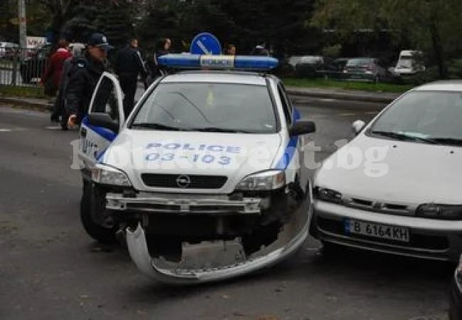 Полицай помете пешеходка с патрулката