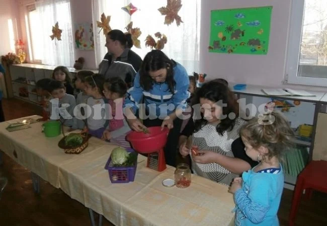 Семейства правиха заедно салати