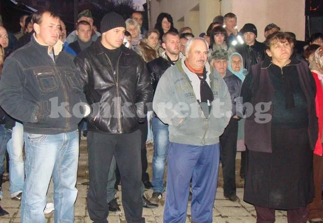 Хората в Смоляновци търсят истината за Ралица и Петър