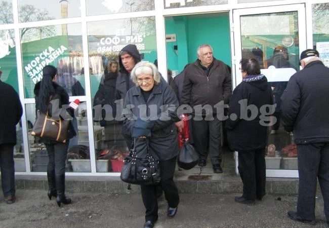 Извиха се дълги опашки за риба