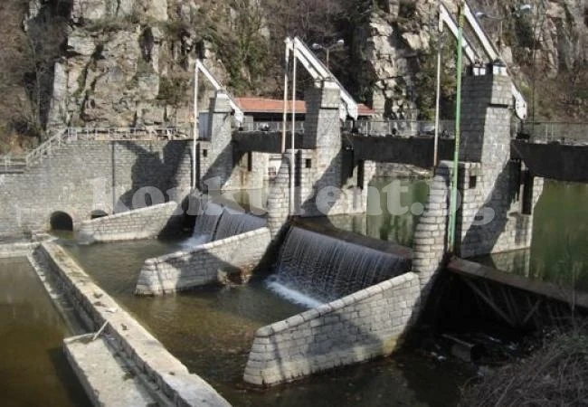 Изплува труп на жена с увързани в тиксо крака